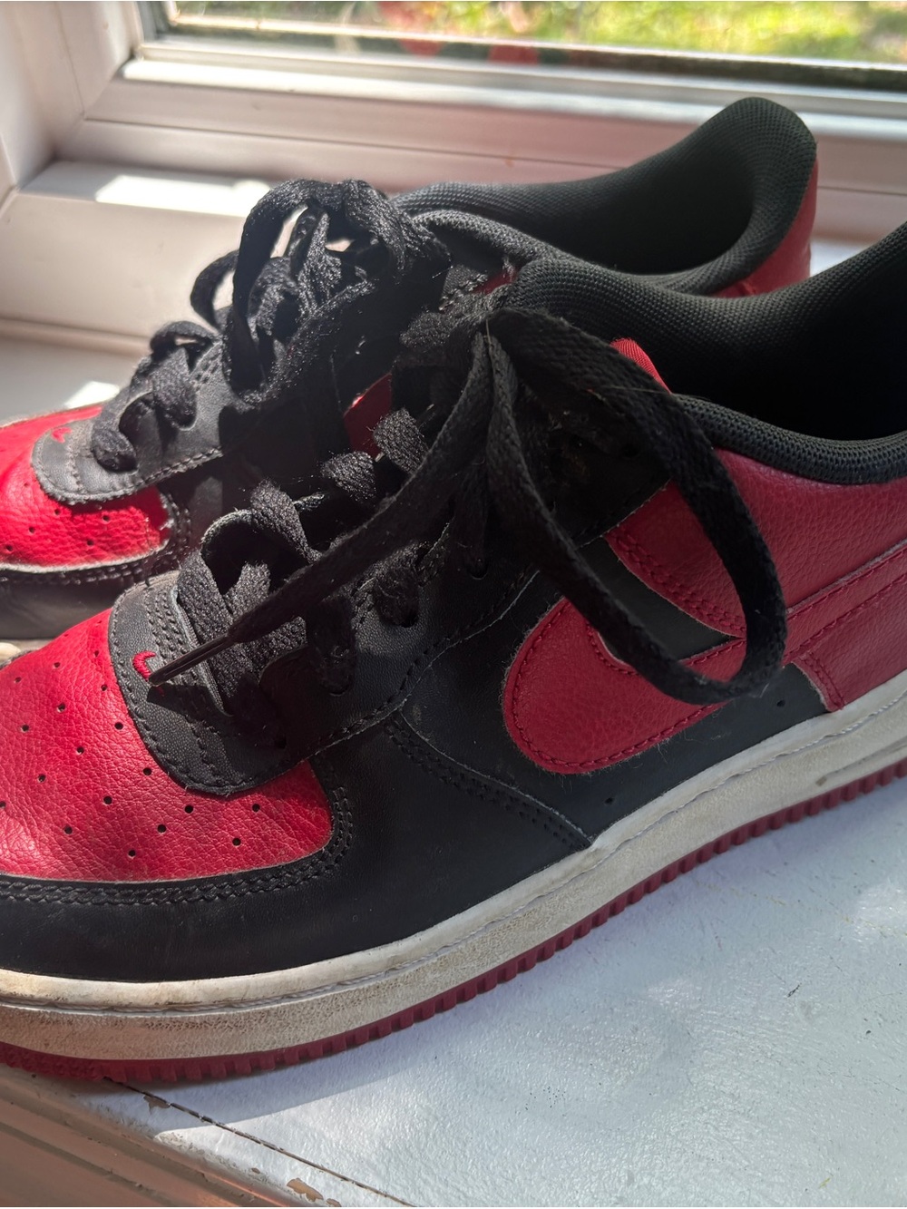 Nike Kids Black and Red Low-Top Sneakers